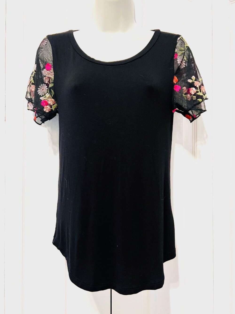 Willow Young Contemporary Women's Small Mesh Layered Floral Short Sleeve Top